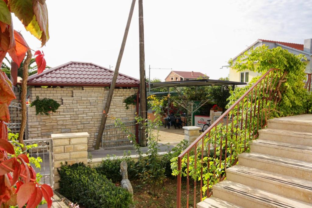 Vonkajšia záhrada v ubytovaní Apartments with parking spaces Sukosan, Zadar - 5777