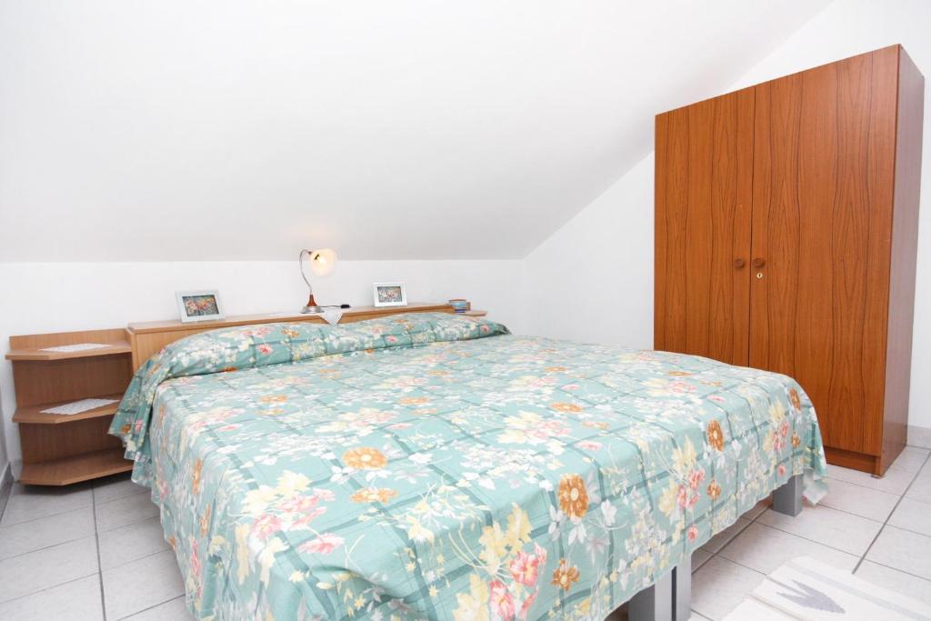 Posteľ alebo postele v izbe v ubytovaní Apartments with parking spaces Sukosan, Zadar - 5777