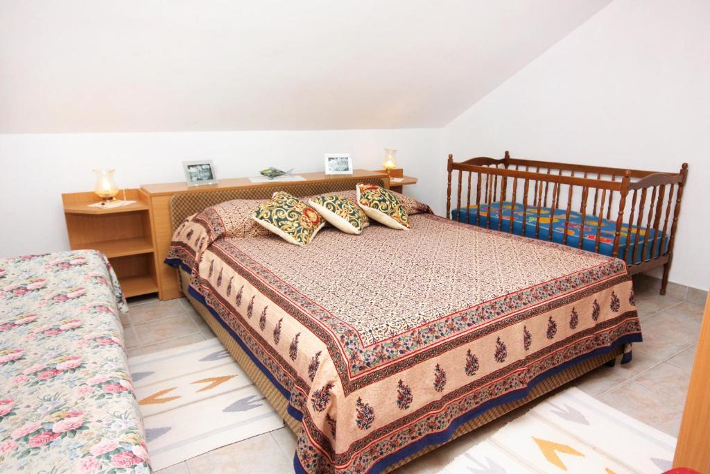 Posteľ alebo postele v izbe v ubytovaní Apartments with parking spaces Sukosan, Zadar - 5777