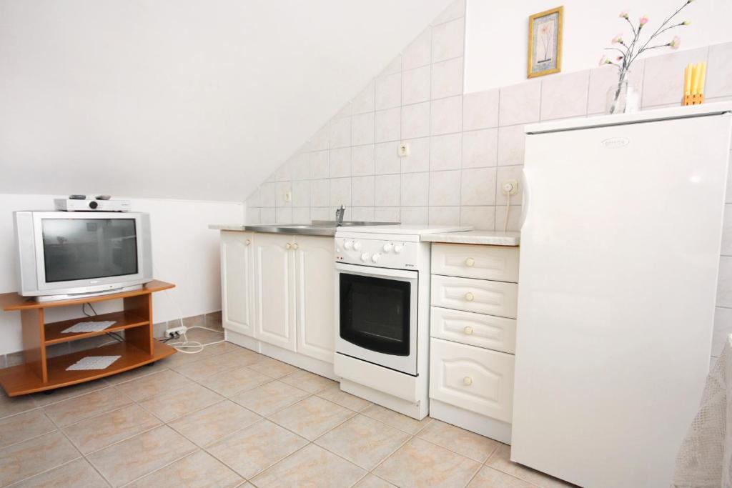 Kuchyňa alebo kuchynka v ubytovaní Apartments with parking spaces Sukosan, Zadar - 5777