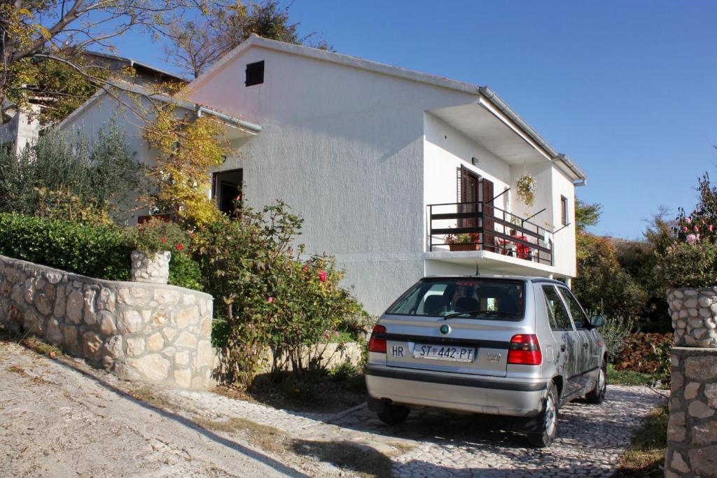 um carro estacionado em frente a uma casa branca em Apartments by the sea Rtina - Stosici, Zadar - 5883 em Rtina