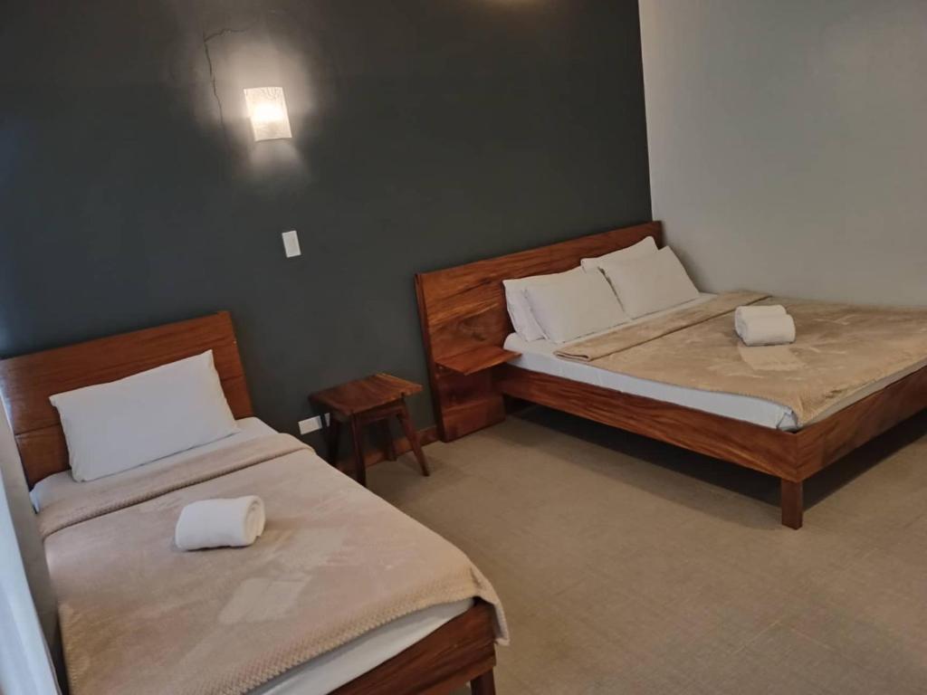 Postel nebo postele na pokoji v ubytování Acacia Garden Inn and Suites