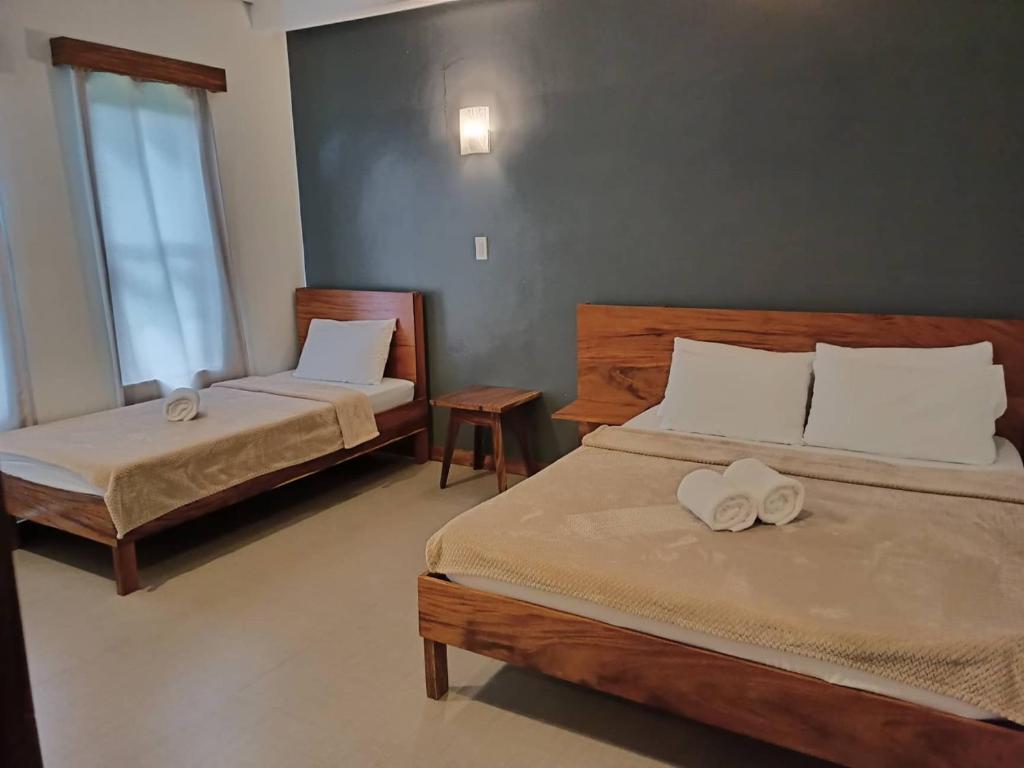 Postel nebo postele na pokoji v ubytování Acacia Garden Inn and Suites