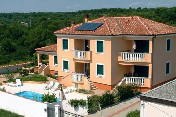 Vaade basseinile majutusasutuses Apartments with a swimming pool Zadar - Diklo, Zadar - 5774 või selle lähedal