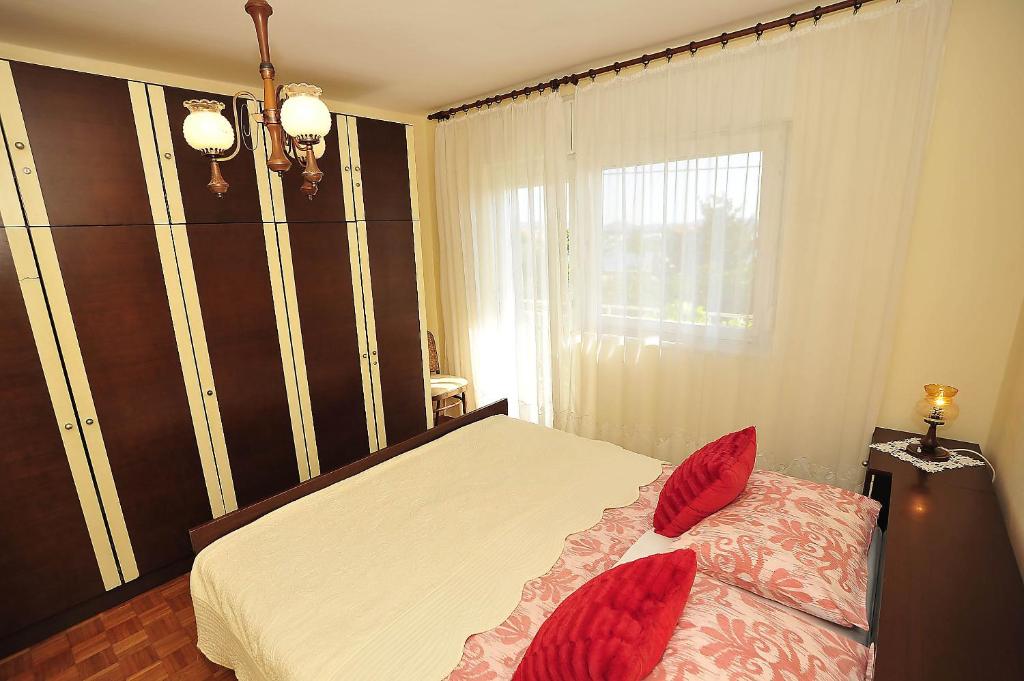 Posteľ alebo postele v izbe v ubytovaní Apartments by the sea Sukosan, Zadar - 5802