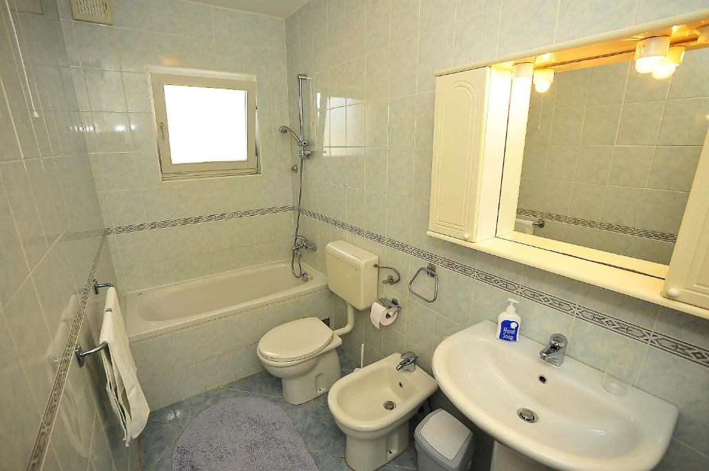 Kúpeľňa v ubytovaní Apartments by the sea Sukosan, Zadar - 5802