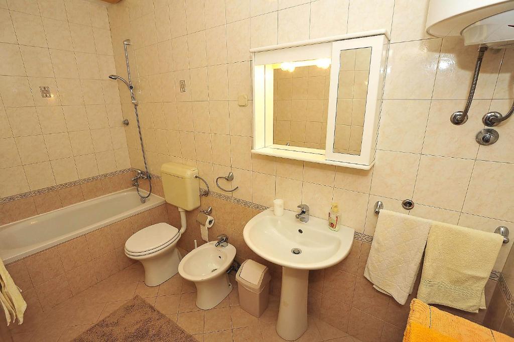 Kúpeľňa v ubytovaní Apartments by the sea Sukosan, Zadar - 5802