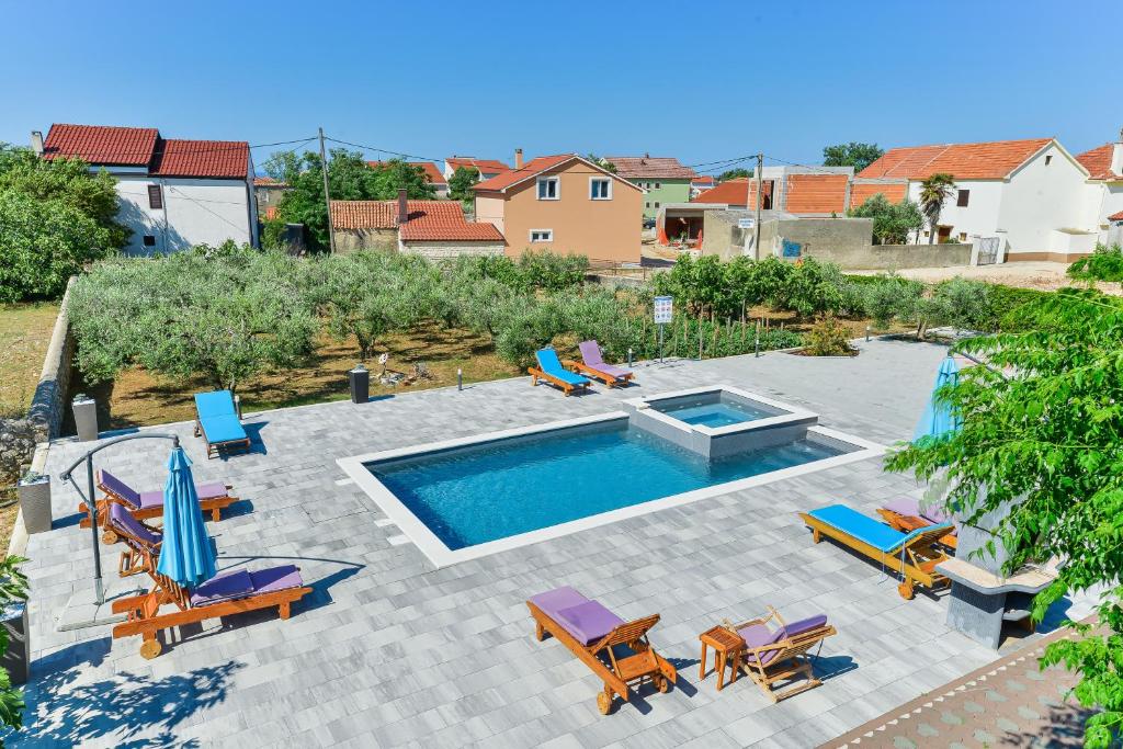 Bazén v ubytování Family friendly apartments with a swimming pool Privlaka, Zadar - 5762 nebo v jeho okolí