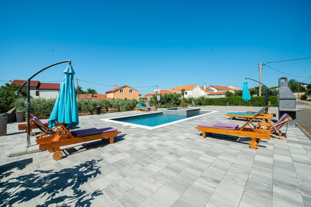Bazén v ubytování Family friendly apartments with a swimming pool Privlaka, Zadar - 5762 nebo v jeho okolí