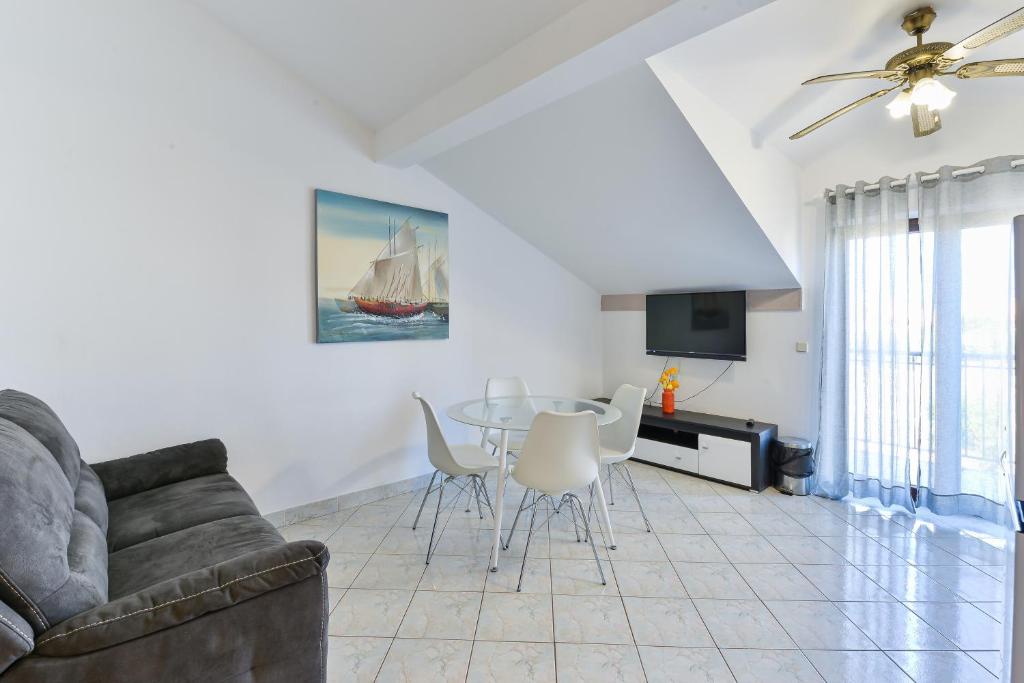 TV a/nebo společenská místnost v ubytování Family friendly apartments with a swimming pool Privlaka, Zadar - 5762