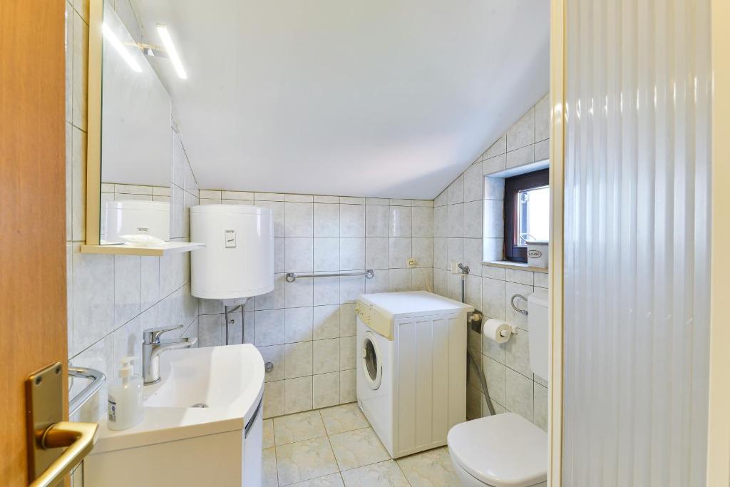 Koupelna v ubytování Family friendly apartments with a swimming pool Privlaka, Zadar - 5762