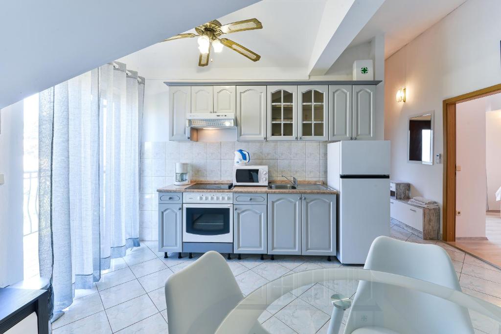 Kuchyň nebo kuchyňský kout v ubytování Family friendly apartments with a swimming pool Privlaka, Zadar - 5762