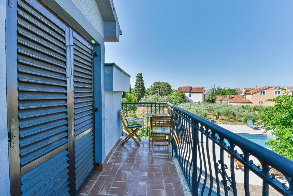 Balkón nebo terasa v ubytování Family friendly apartments with a swimming pool Privlaka, Zadar - 5762