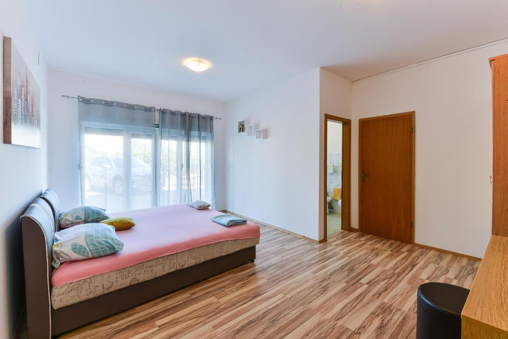 Postel nebo postele na pokoji v ubytování Family friendly apartments with a swimming pool Privlaka, Zadar - 5762