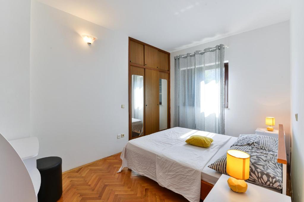 Postel nebo postele na pokoji v ubytování Family friendly apartments with a swimming pool Privlaka, Zadar - 5762