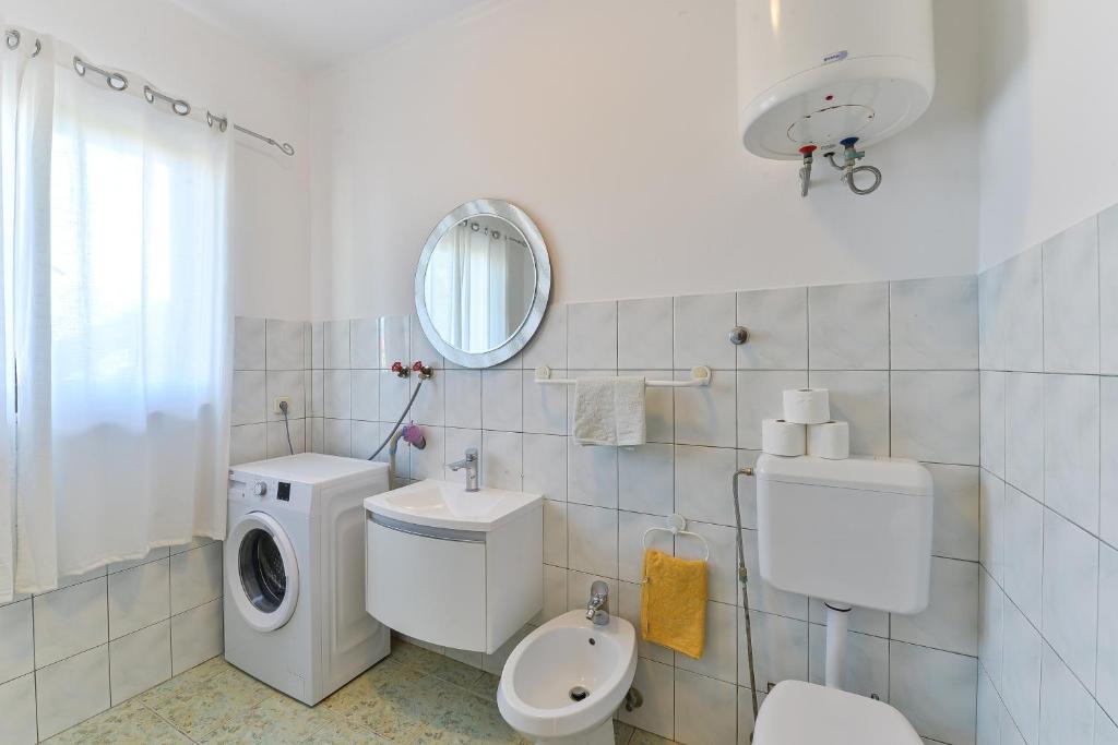 Koupelna v ubytování Family friendly apartments with a swimming pool Privlaka, Zadar - 5762