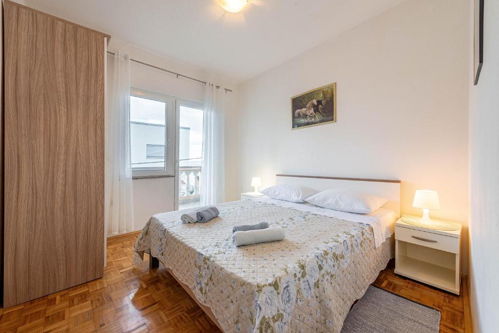 Posteľ alebo postele v izbe v ubytovaní Family friendly seaside apartments Kozino, Zadar - 5749