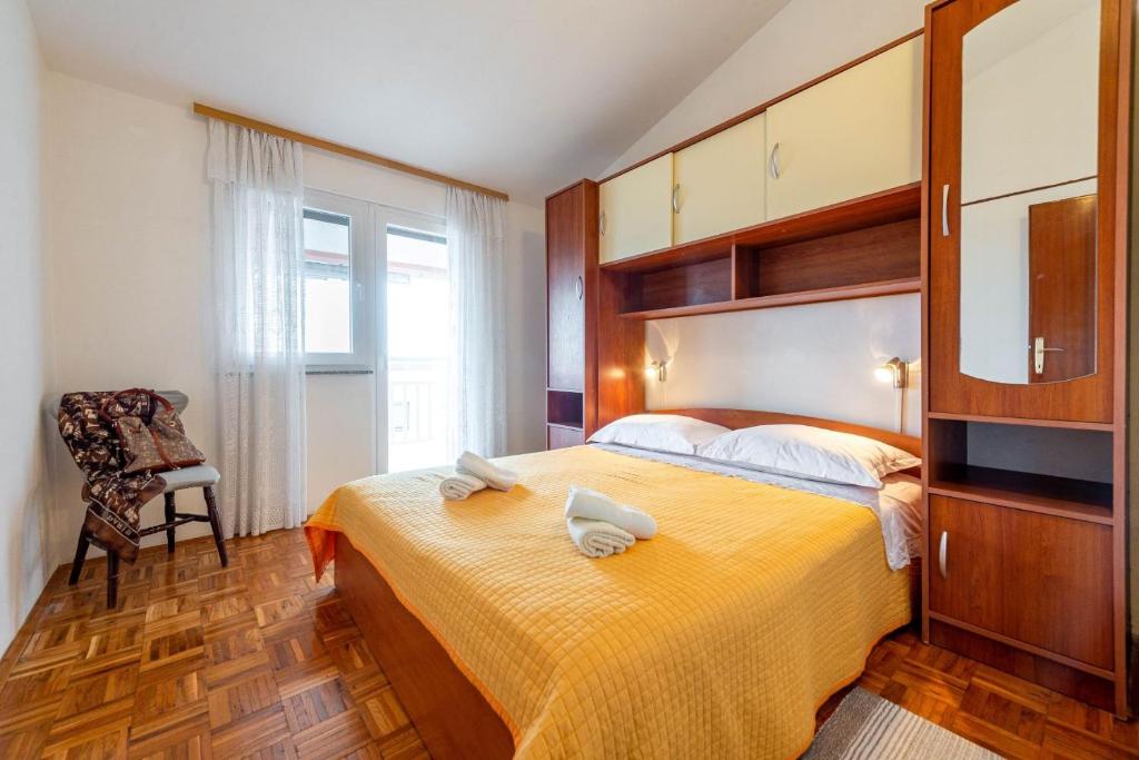 Posteľ alebo postele v izbe v ubytovaní Family friendly seaside apartments Kozino, Zadar - 5749