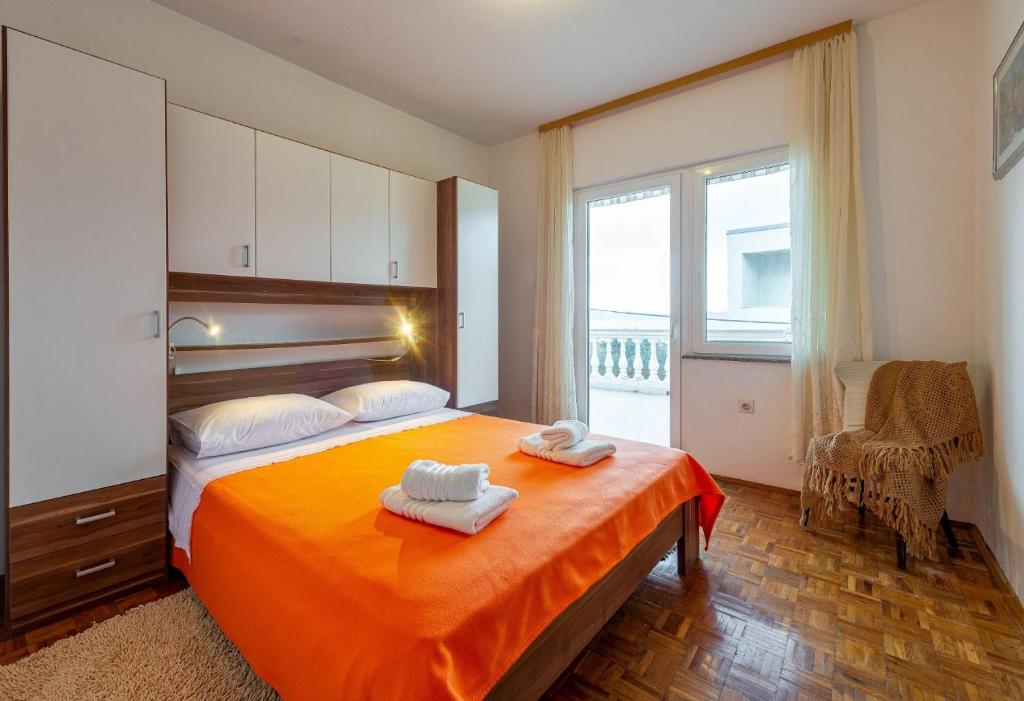 Posteľ alebo postele v izbe v ubytovaní Family friendly seaside apartments Kozino, Zadar - 5749