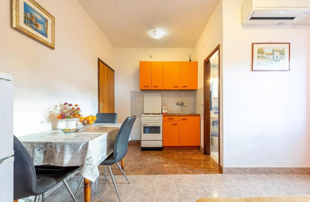 Kuchyňa alebo kuchynka v ubytovaní Family friendly seaside apartments Kozino, Zadar - 5749