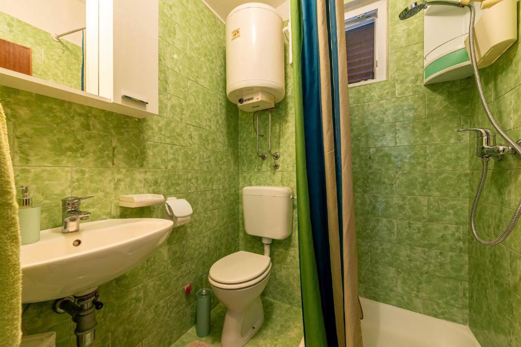 Kúpeľňa v ubytovaní Family friendly seaside apartments Kozino, Zadar - 5749