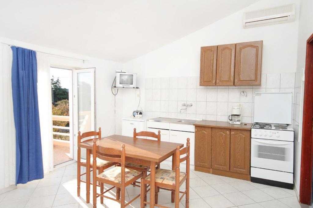 Kuchyňa alebo kuchynka v ubytovaní Apartments with parking spaces Privlaka, Zadar - 5849