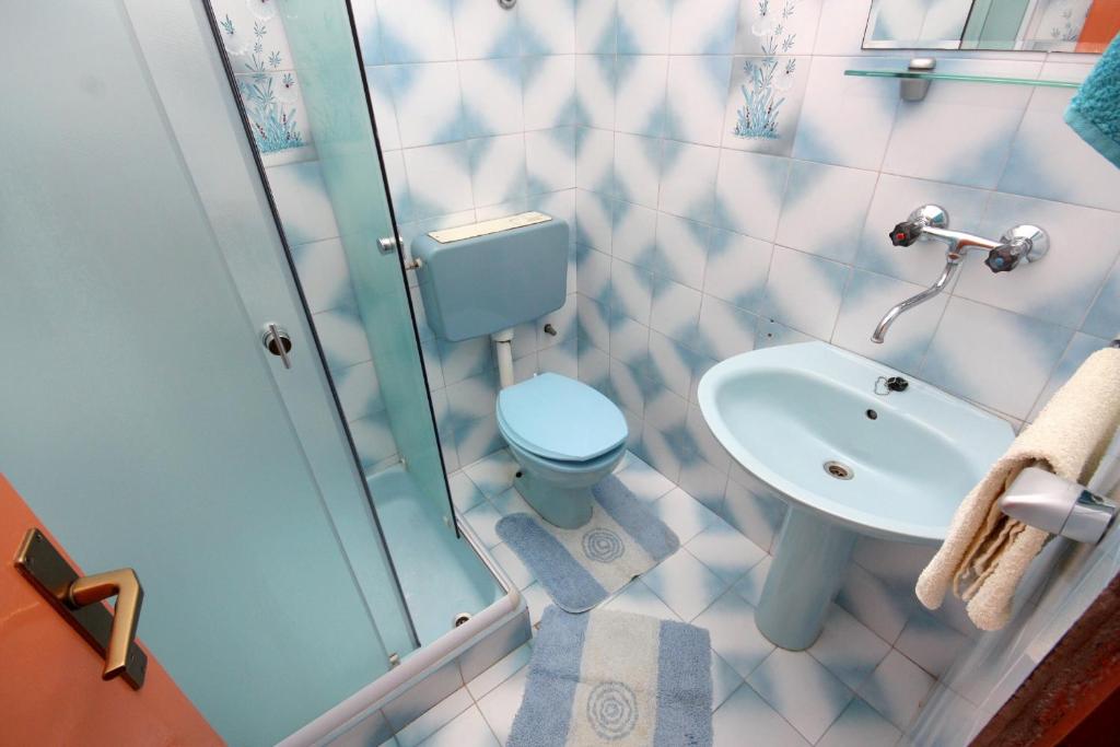 Salle de bains dans l&#39;&eacute;tablissement Apartments by the sea Sukosan, Zadar - 5905