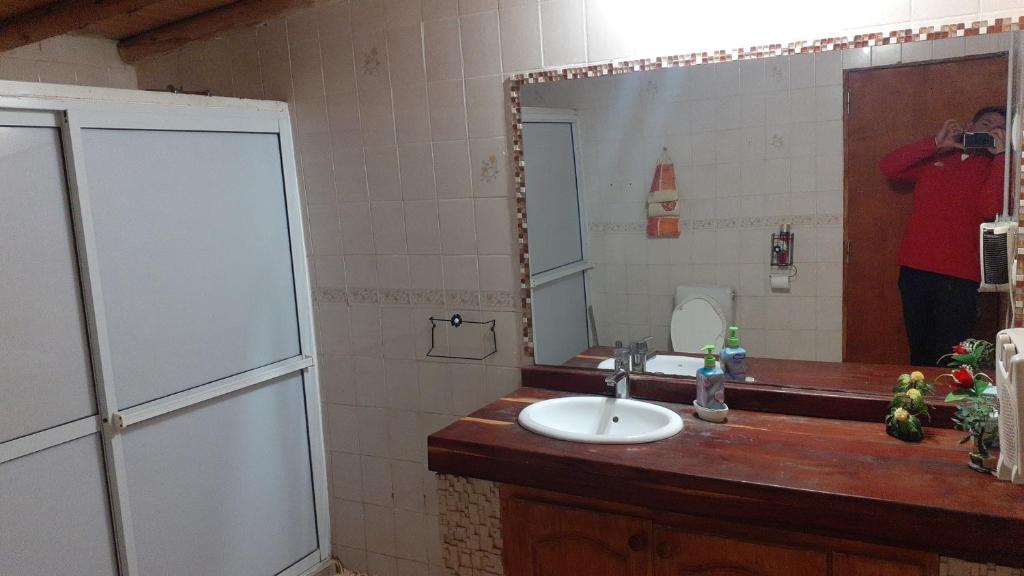 a bathroom with a sink and a mirror at Cabañas Lugar Escondido in Mendoza