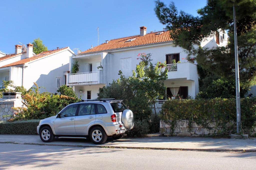 a small car parked in front of a house at Apartments and rooms with parking space Korcula - 4399 in Korčula