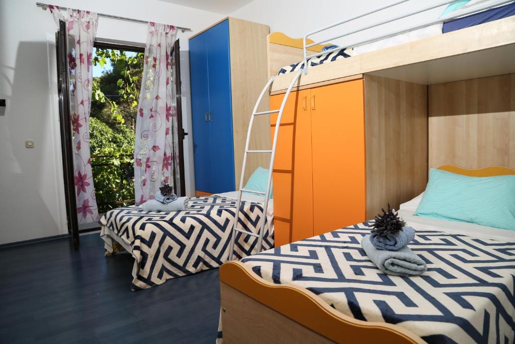 Postel nebo postele na pokoji v ubytování Apartments with a parking space Jelsa, Hvar - 5703