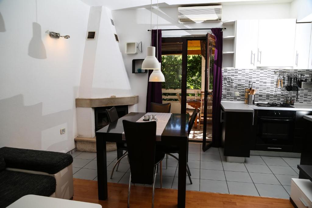 Kuchyň nebo kuchyňský kout v ubytování Apartments with a parking space Jelsa, Hvar - 5703