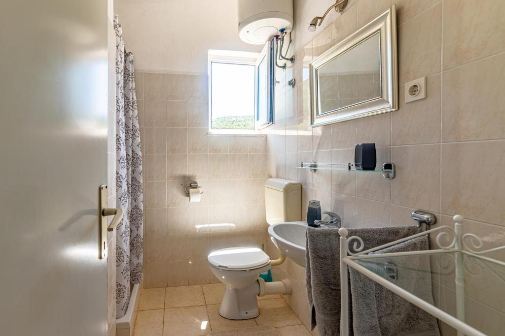 Ένα μπάνιο στο Apartments by the sea Cove Pokrivenik, Hvar - 4604