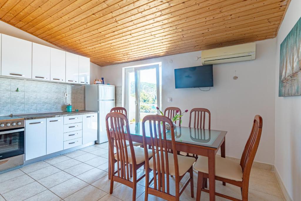 Η κουζίνα ή μικρή κουζίνα στο Apartments by the sea Cove Pokrivenik, Hvar - 4604