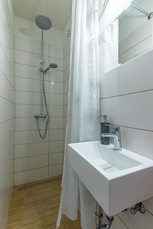 Ένα μπάνιο στο Apartments by the sea Cove Pokrivenik, Hvar - 4604