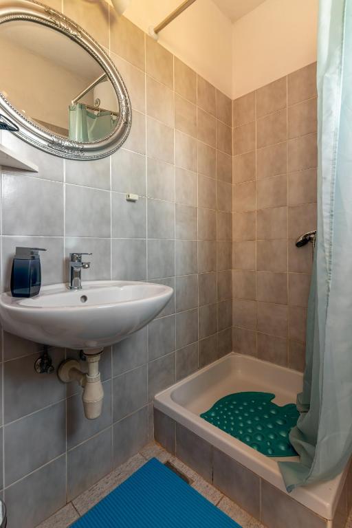 Ένα μπάνιο στο Apartments by the sea Cove Pokrivenik, Hvar - 4604
