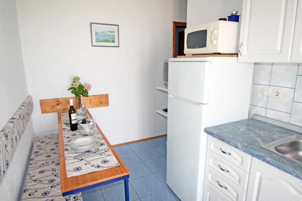 Kuchyňa alebo kuchynka v ubytovaní Apartment Vinjerac 5824c