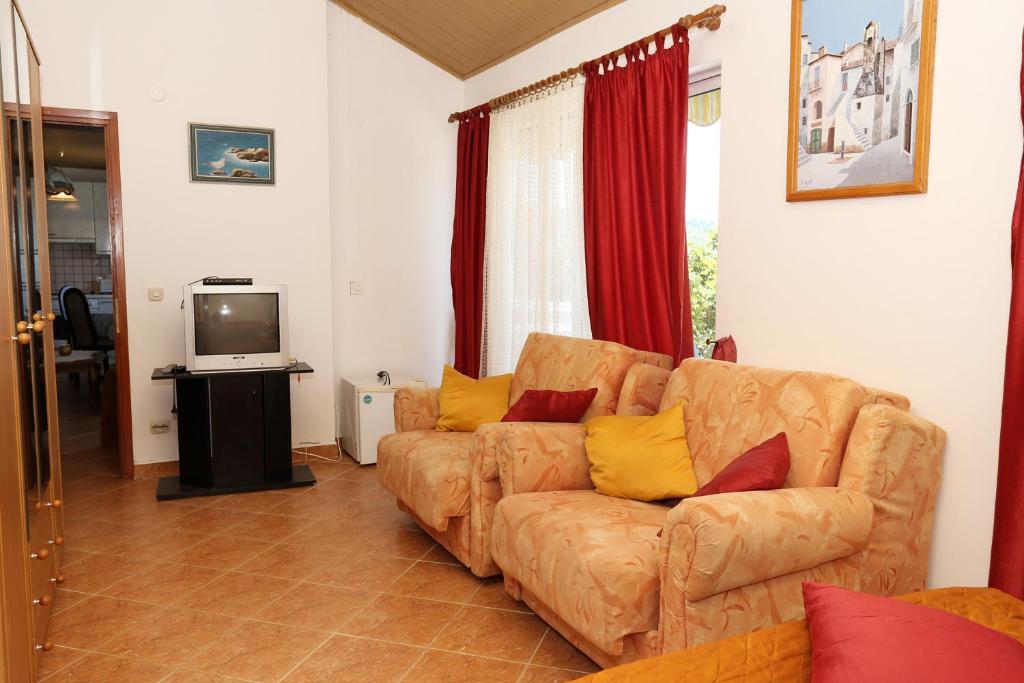 Televízia a/alebo spoločenská miestnosť v ubytovaní Apartment Lumbarda 4442a