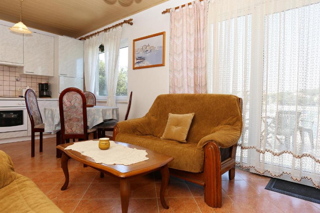 Kuchyňa alebo kuchynka v ubytovaní Apartment Lumbarda 4442a