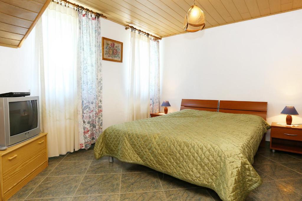 Posteľ alebo postele v izbe v ubytovaní Apartment Lumbarda 4442a
