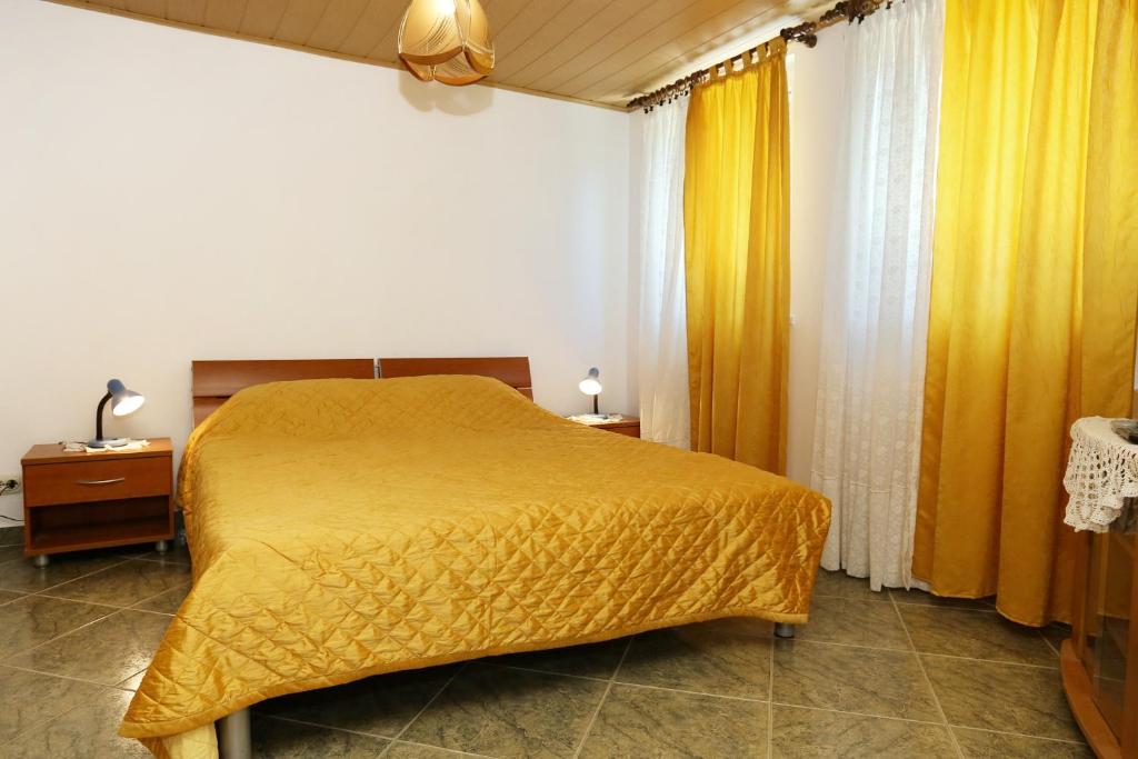 Posteľ alebo postele v izbe v ubytovaní Apartment Lumbarda 4442a