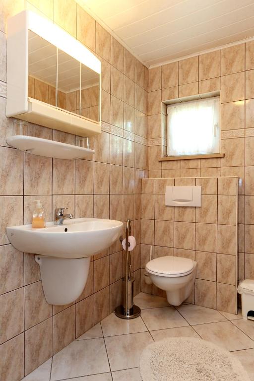 Kúpeľňa v ubytovaní Apartment Lumbarda 4442a