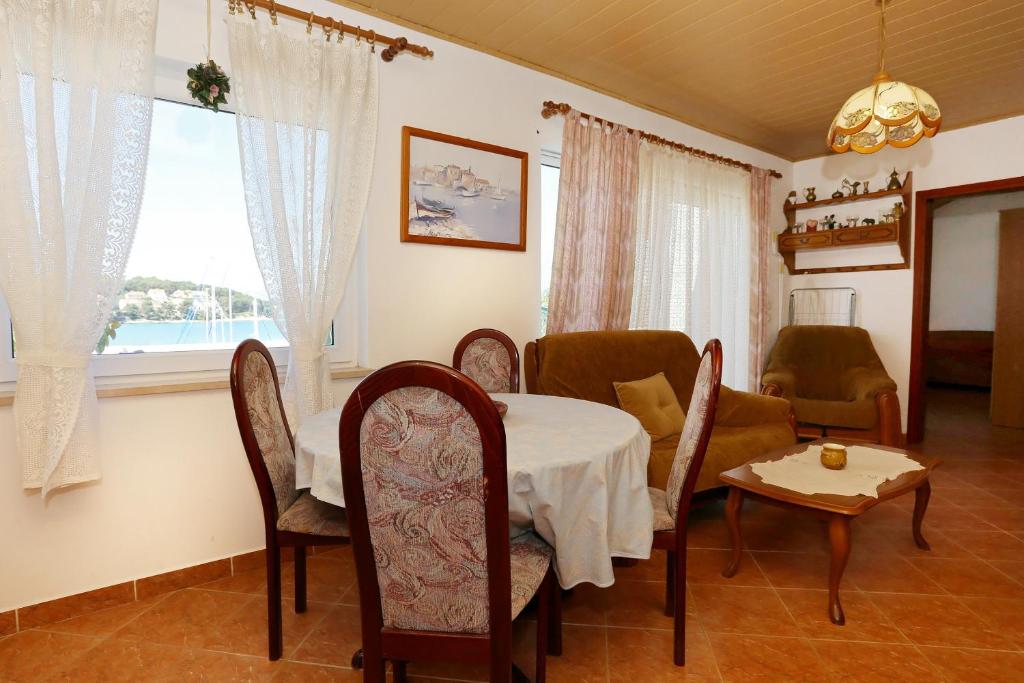 Posedenie v ubytovaní Apartment Lumbarda 4442a