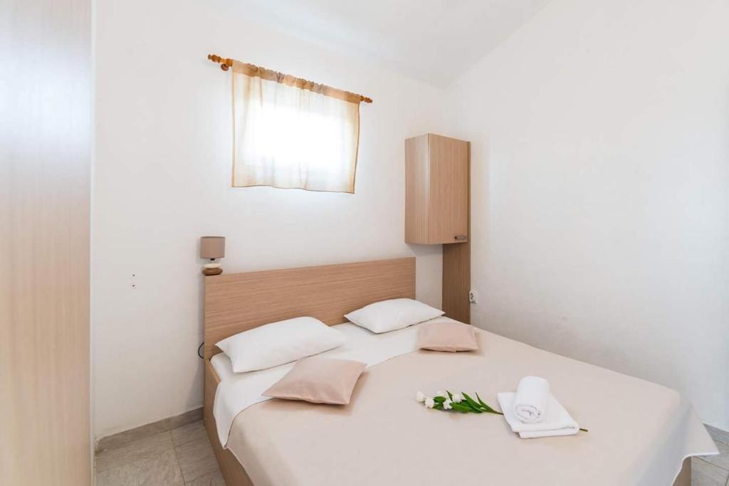 Postel nebo postele na pokoji v ubytování Apartments with a parking space Privlaka, Zadar - 5746