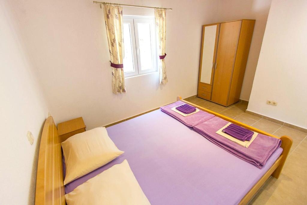 Łóżko lub łóżka w pokoju w obiekcie Apartment Skozanje 5713d