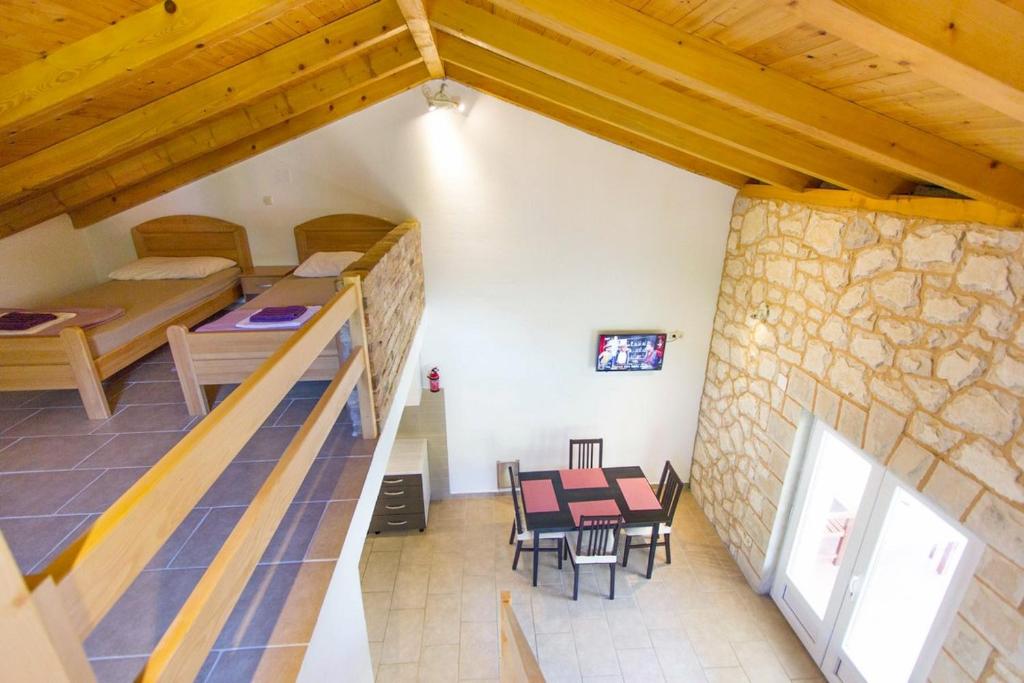 pokój z łóżkiem i schodami w domu w obiekcie Apartment Skozanje 5713d w mieście Gdinj