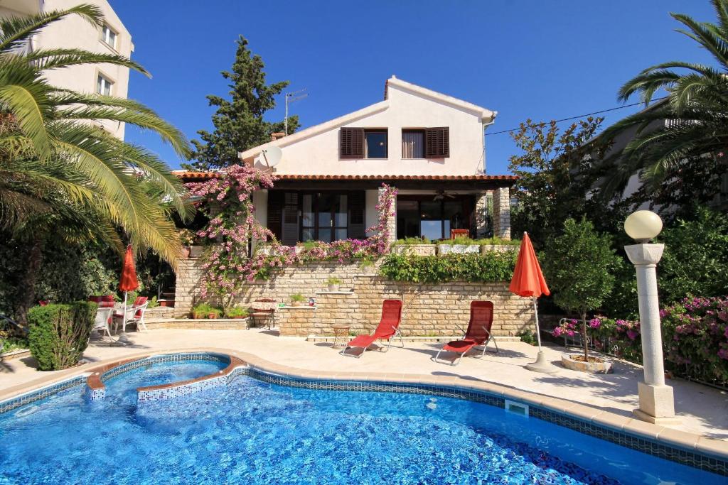 Seaside house with a swimming pool Seget Vranjica - Trogir - 4329