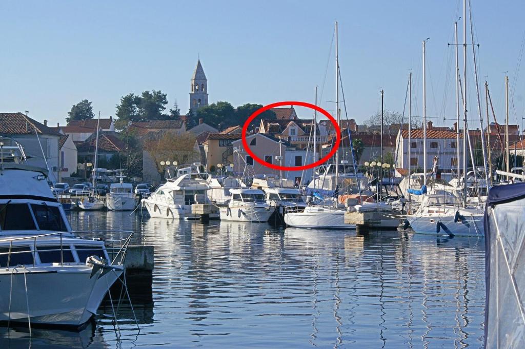 eine Gruppe von Booten liegt in einem Yachthafen vor Anker in der Unterkunft Apartments by the sea Biograd na Moru, Biograd - 4316 in Biograd na Moru