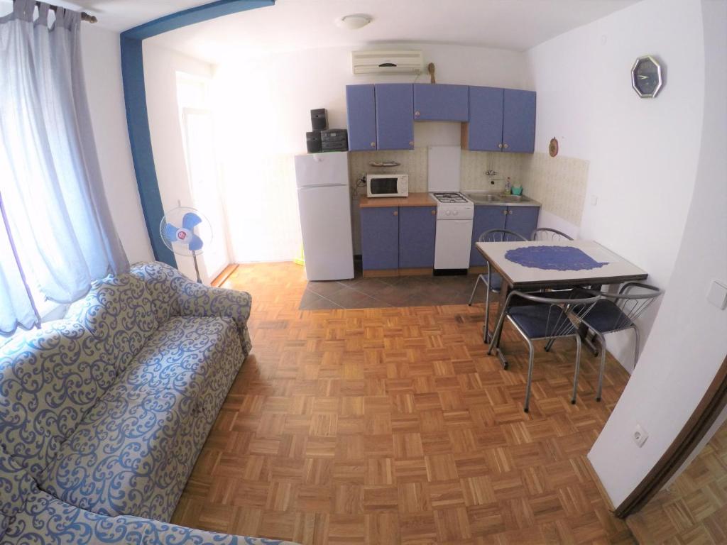 Kuchnia lub aneks kuchenny w obiekcie Apartments by the sea Biograd na Moru, Biograd - 4316