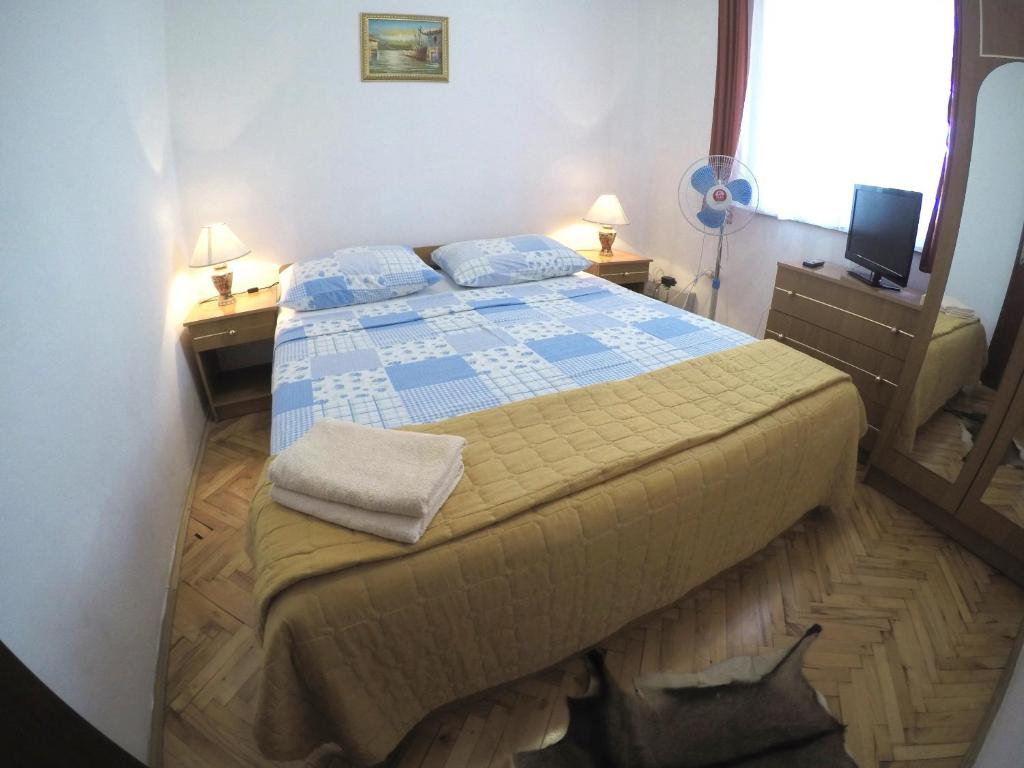 niewielka sypialnia z łóżkiem i 2 szafkami nocnymi w obiekcie Apartments by the sea Biograd na Moru, Biograd - 4316 w Biogradzie na Moru