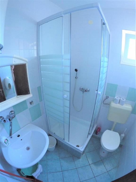 W łazience znajduje się prysznic, umywalka i toaleta. w obiekcie Apartments by the sea Biograd na Moru, Biograd - 4316 w Biogradzie na Moru